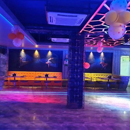 Virat Ambe Sports Club Hotell Ulhāsnagar Eksteriør bilde