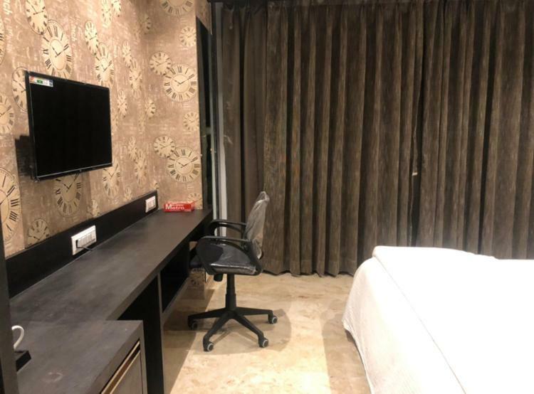 Virat Ambe Sports Club Hotell Ulhāsnagar Eksteriør bilde