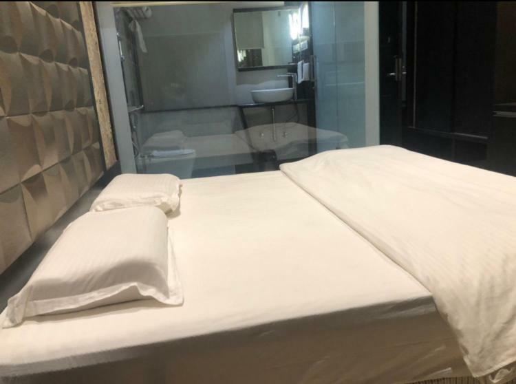 Virat Ambe Sports Club Hotell Ulhāsnagar Eksteriør bilde