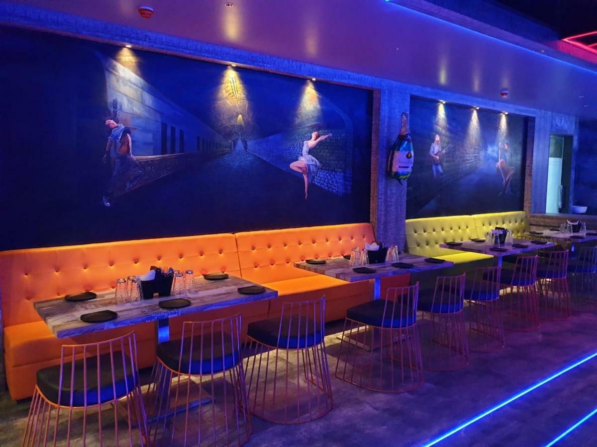 Virat Ambe Sports Club Hotell Ulhāsnagar Eksteriør bilde